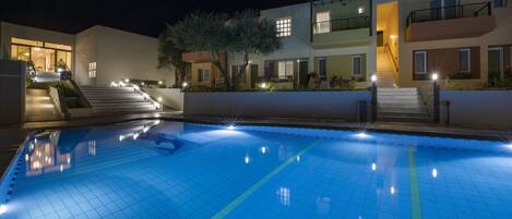 季節限定屋外プール、プール パラソル、サンラウンジャー