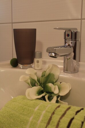 Shower, hair dryer, towels, soap - Mountain magic apartment with mountain view- Umhausen (Umhausen)