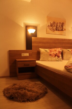 3 bedrooms, in-room safe, iron/ironing board, travel cot