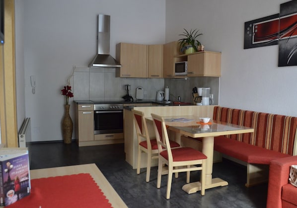 Fridge, microwave, stovetop, dishwasher