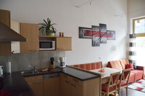 Fridge, microwave, stovetop, dishwasher