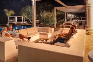Un espace extérieur aménagé, abrité et doté d’une piscine, d’un foyer et d’un barbecue.