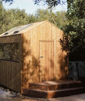 A wooden shed with a door and a small porch. - Tiny Whale Lodge, a unique space for groups (Lagos)