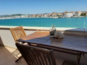 Outdoor dining - Apartment with sea view and next to the beach (20m) (Betina)