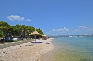 On the beach - Apartment with sea view and next to the beach (20m) (Betina)