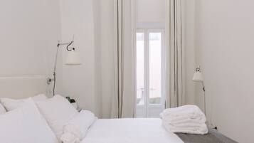 Apartamento, 2 habitaciones | Caja fuerte, escritorio, cortinas opacas y sistema de insonorización