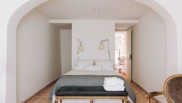 Double Room (Sao Salvador) | In-room safe, desk, blackout curtains, soundproofing