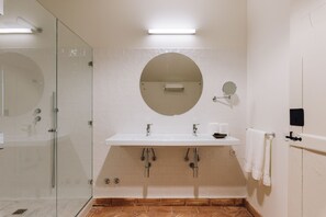 Habitación Deluxe doble (Torre) | Baño | Artículos de higiene personal gratuitos, secador de pelo y albornoces