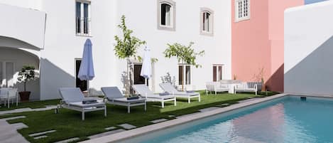 Outdoor pool, pool umbrellas, sun loungers