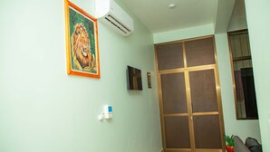 Interior entrance - Kilimanjaro White House Hotel (Moshi)