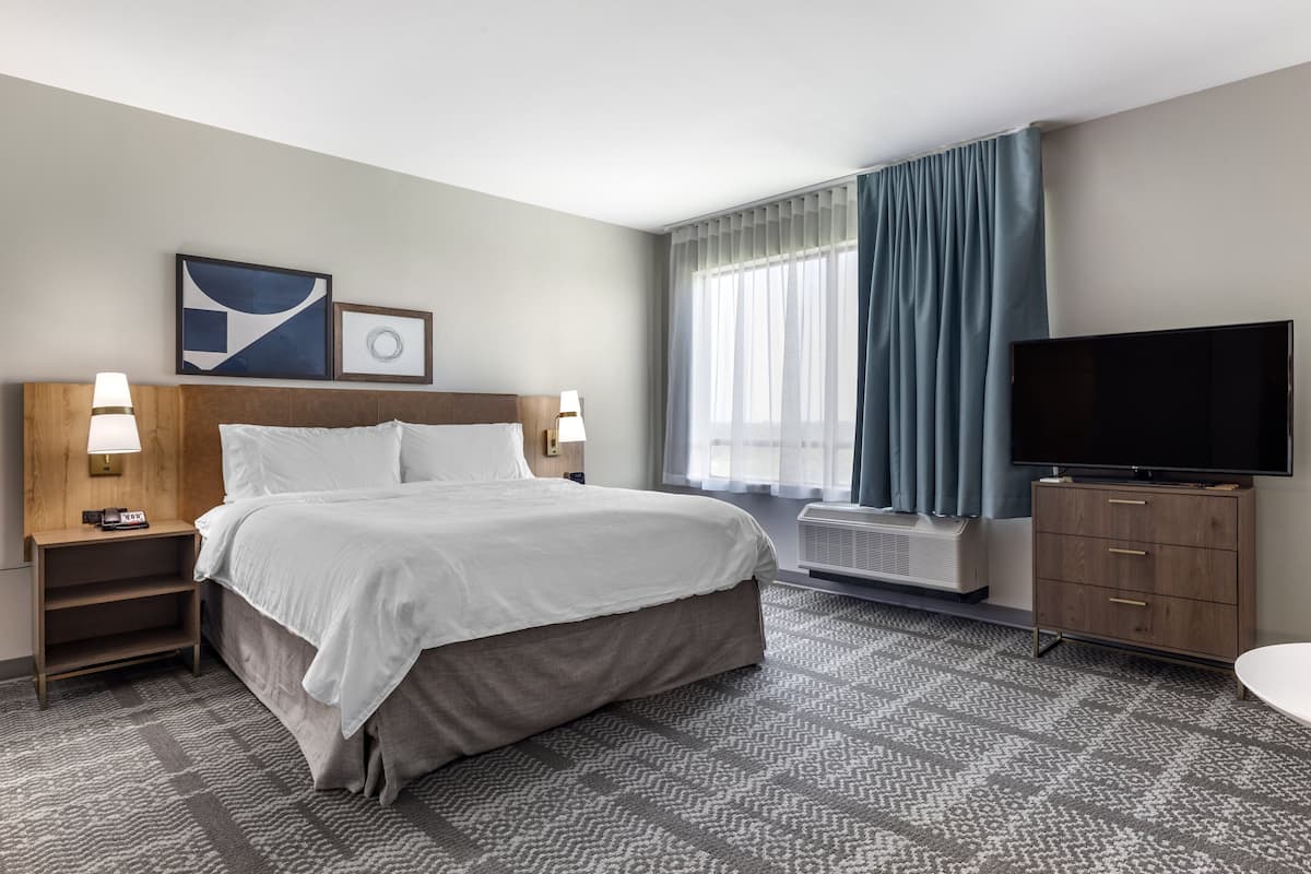 Studio Suite, 1 King Bed with Sofa bed, Accessible, Kitchen (Accessible Tub) | 1 bedroom, in-room safe, individually decorated, individually furnished