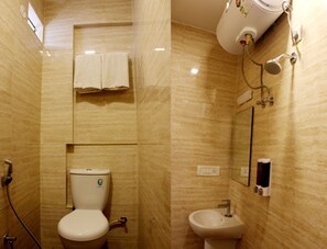 Habitación ejecutiva (With Balcony) | Baño | Ducha, artículos de higiene personal gratuitos y toallas