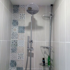 Bañera, secador de pelo, toallas, jabón
