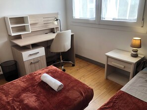 3 habitaciones, tabla de planchar con plancha, wifi y ropa de cama 