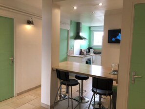 Micro-ondes, four, plaque de cuisson