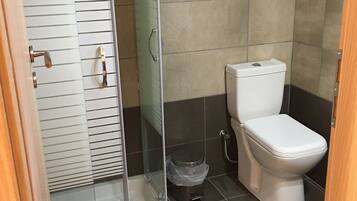 Twin Room | Bathroom