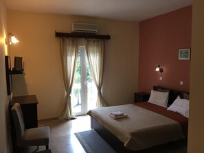 Habitación con 2 camas individuales | Escritorio, insonorización, wifi gratis y ropa de cama