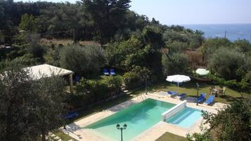 Piscine extérieure, chaises longues