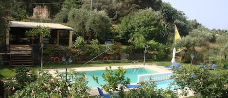 Piscina externa, espreguiçadeiras