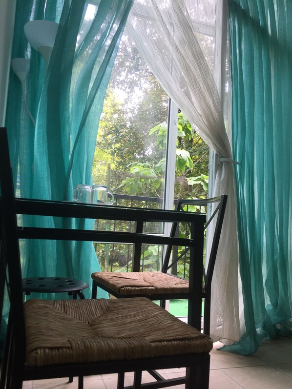 Studio, Balcony