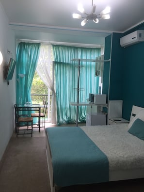 Studio, Balcony