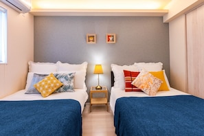 2 bedrooms, desk, Internet, bed sheets