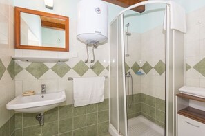 Appartement, 2 chambres (N1) | Salle de bain | Douche, serviettes fournies, papier toilette