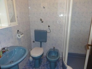 Apartment (N1) | Badezimmer | Dusche, Bidet, Handtücher, Toilettenpapier