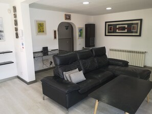 Smart-tv, een tafeltennistafel en een stereo