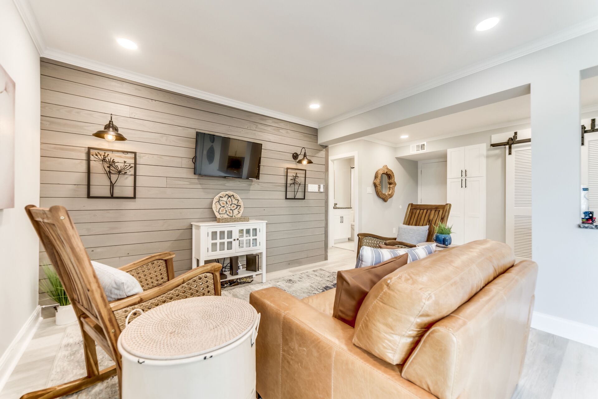 Recently Renovated, across the street from beach + Free Attraction Tickets!