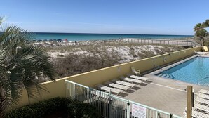 Zona de piscina con vistas a la playa y al océano.