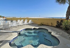 Piscina all'aperto, una piscina riscaldata