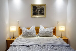 2 bedrooms, travel cot, WiFi, bed sheets