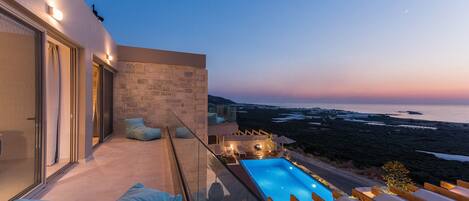 Una piscina al aire libre, una piscina climatizada