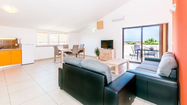 A modern apartment with a living area, dining space, and kitchen. - Apartment Janko N1 (Medulin)