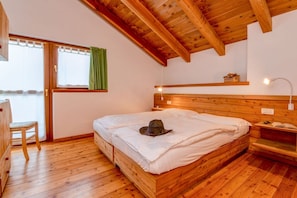7 bedrooms, desk, iron/ironing board, travel cot