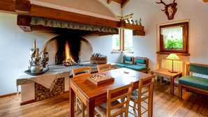 Una habitación acogedora con chimenea, muebles de madera y una decoración con cráneo de venado.