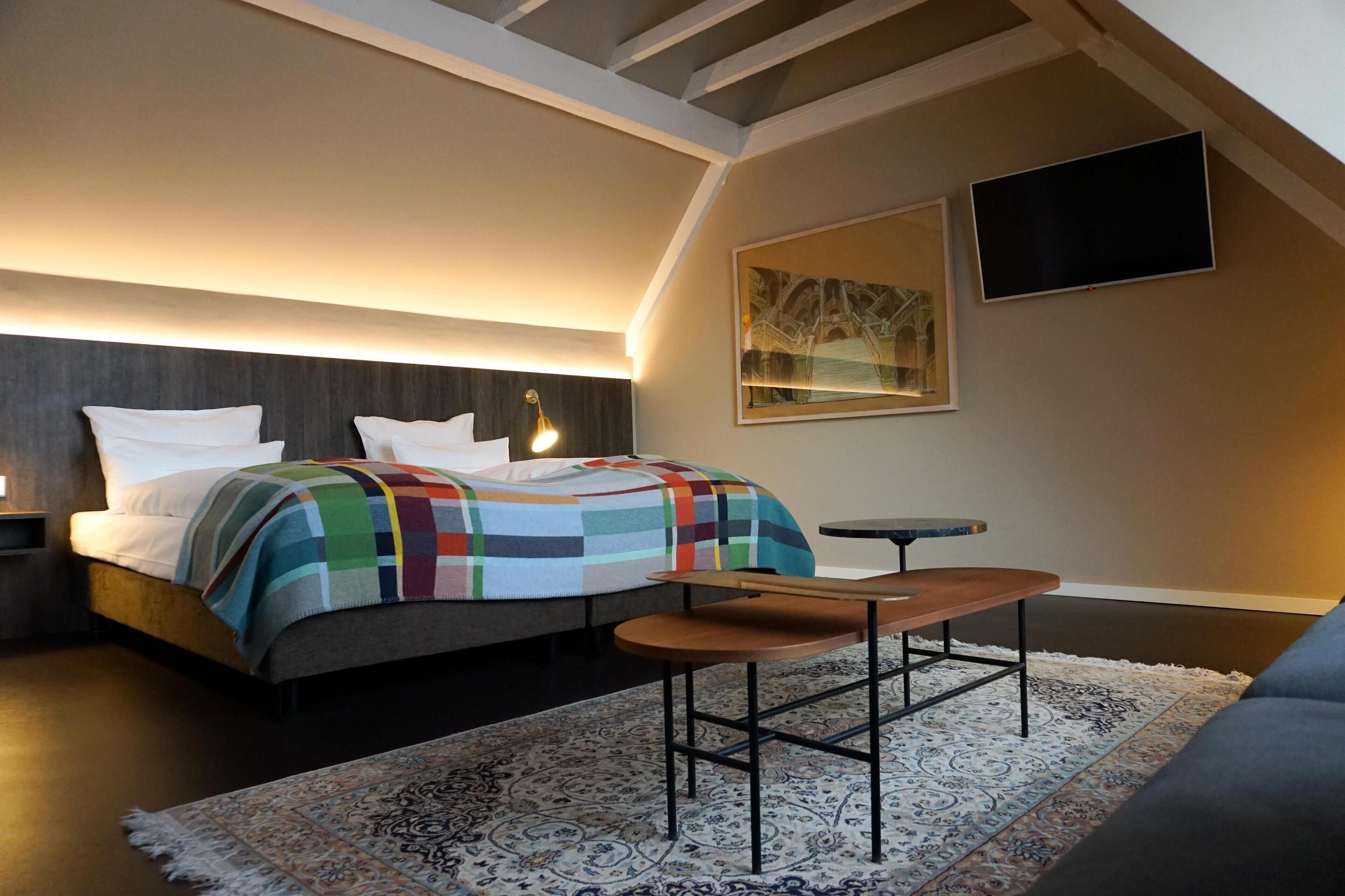 Junior Suite | Hypo-allergenic bedding, in-room safe, desk, laptop workspace