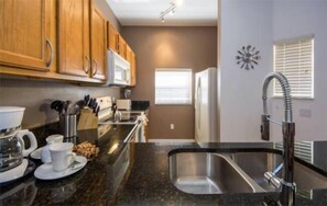 Refrigerador con freezer, microondas, horno, placa de cocina