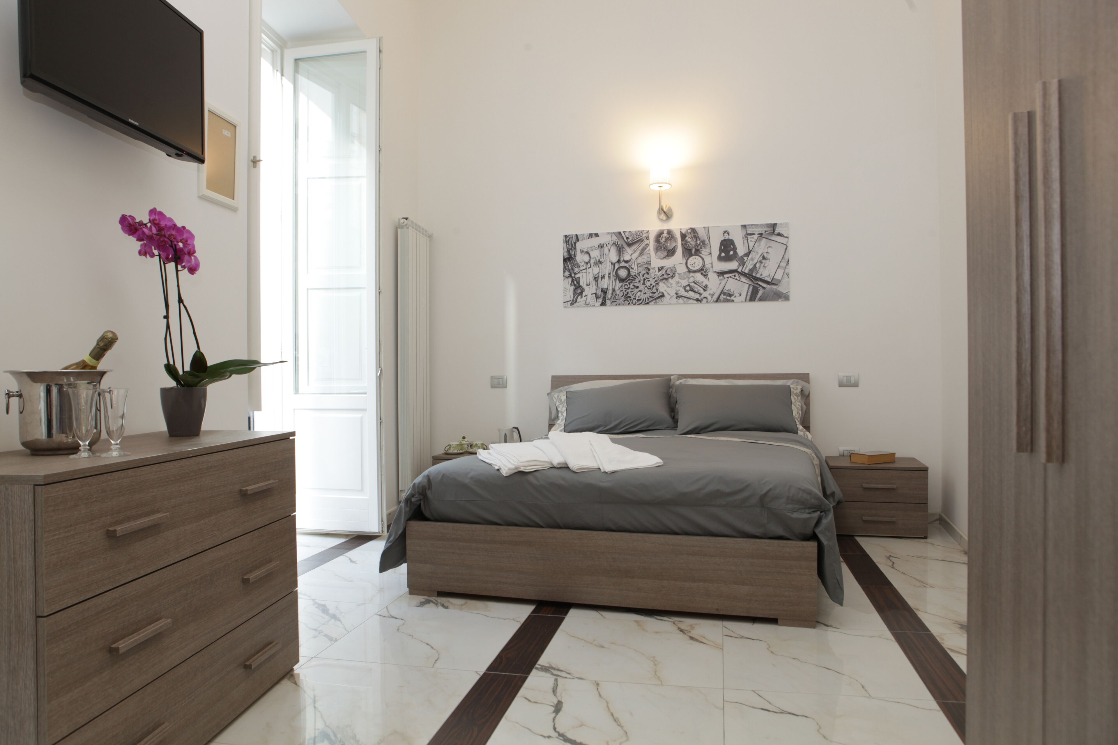 ミニバー、セーフティボックス (室内)、ノートパソコン用作業スペース、ベビーベッド