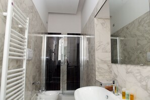 Shower, rainfall showerhead, free toiletries, hair dryer