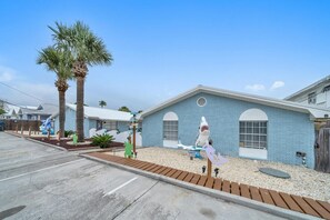 Property grounds - Pelican Paradise ~ Cozy getaway less than 1/4 of a mile from the beach! (Panama City Beach)