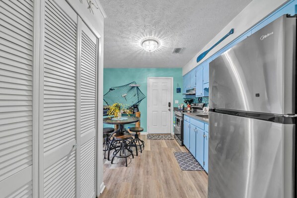 Fridge, microwave, oven, stovetop - Pelican Paradise ~ Cozy getaway less than 1/4 of a mile from the beach! (Panama City Beach)