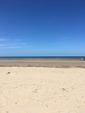 Beach - 2 Bedroom Caravan , Linen and Pets go Free (King's Lynn)