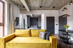 Superior studio suite (7) | Woonruimte | Een flatscreentelevisie