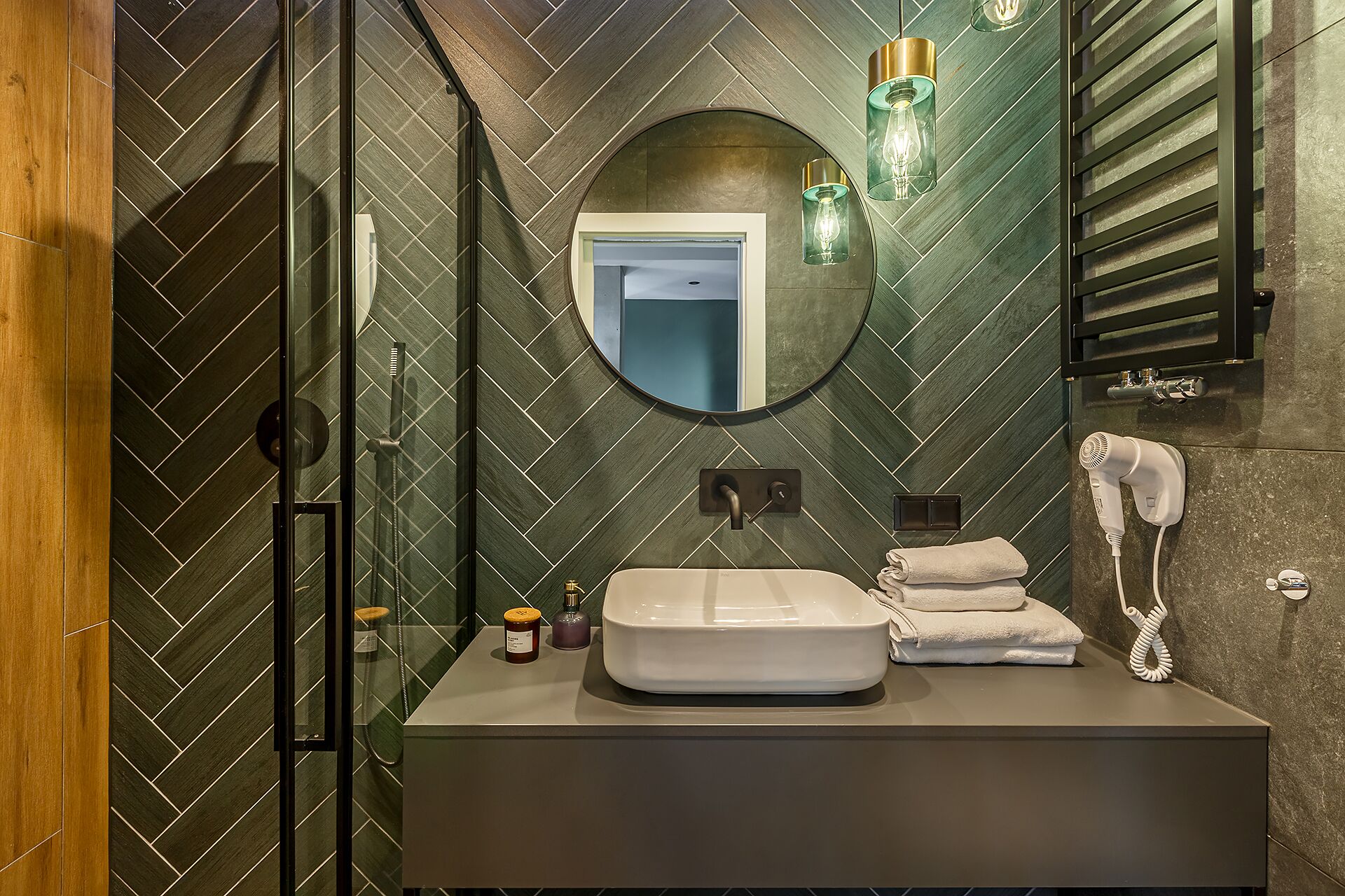 Superior-Studiosuite | Badezimmer | Dusche, Handtücher