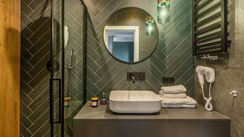 Superior Studio Suite | Bathroom | Shower, towels