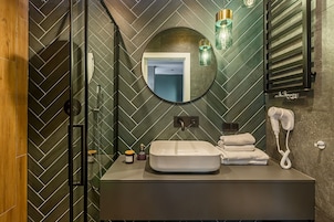 Superior Studio Suite | Bathroom | Shower, towels