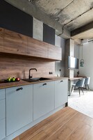 Standard Stüdyo Süit (4) | Özel küçük mutfak | Buzdolabı, bulaşık makinesi, tencere seti/tabak/mutfak aletleri 