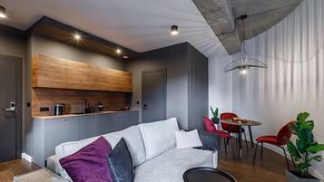 Deluxe Studio Suite (1) | Living area | Flat-screen TV